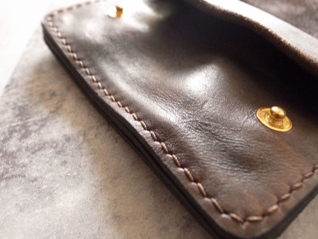 手染めと手縫いで仕上げたショートトラッカーウォレット