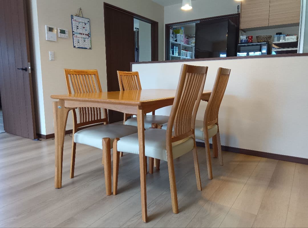 木製ダイニングテーブルと椅子4脚セット