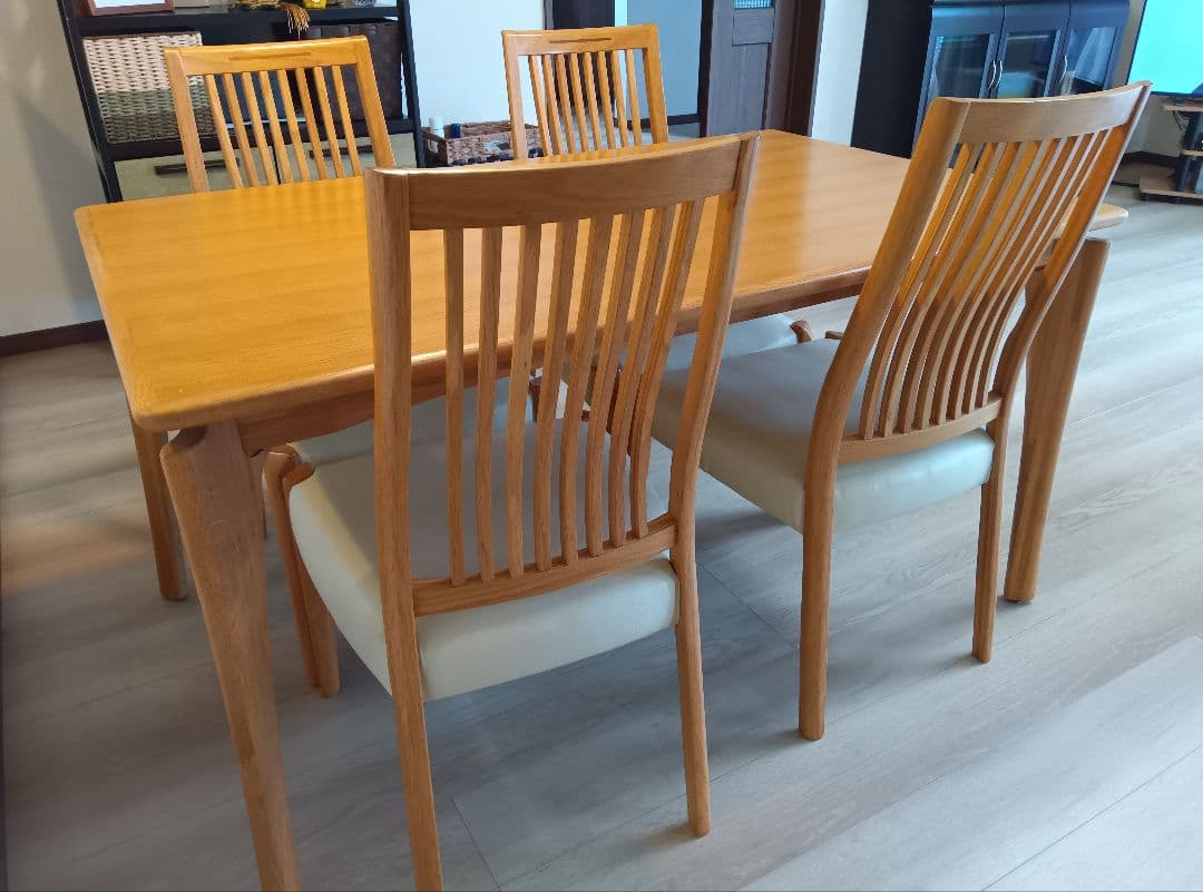 木製ダイニングテーブルと椅子4脚セット