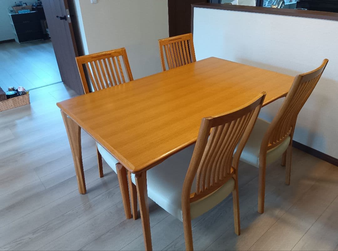 木製ダイニングテーブルと椅子4脚セット