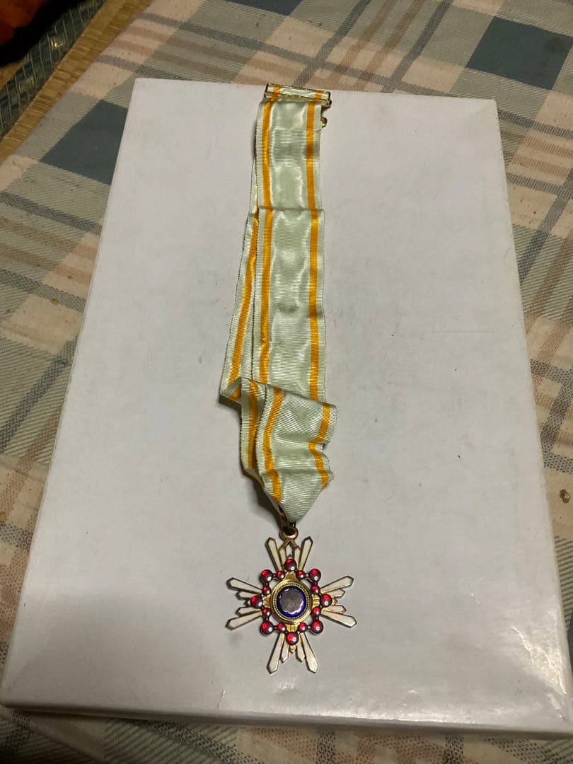 勲三等瑞宝章・勲章。【箱入美品／祖父の所有物でした】。