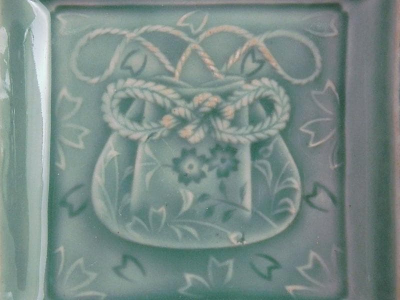 渋草焼　青磁　陽刻　巾着に桜の図　五陶　四方角皿　F348AS-fbuk