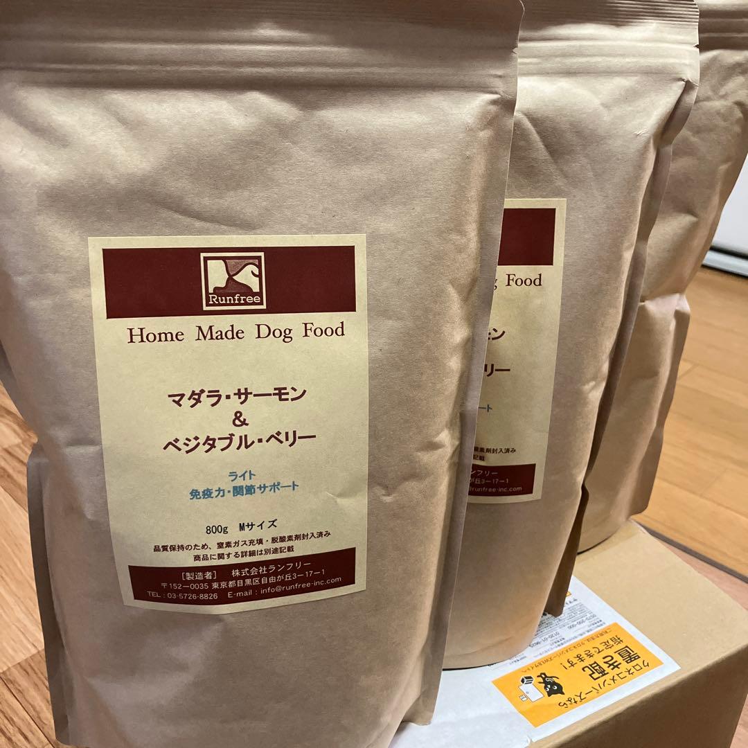 Runfree マダラ・サーモン & ベジタブル・ベリー 800g ×4