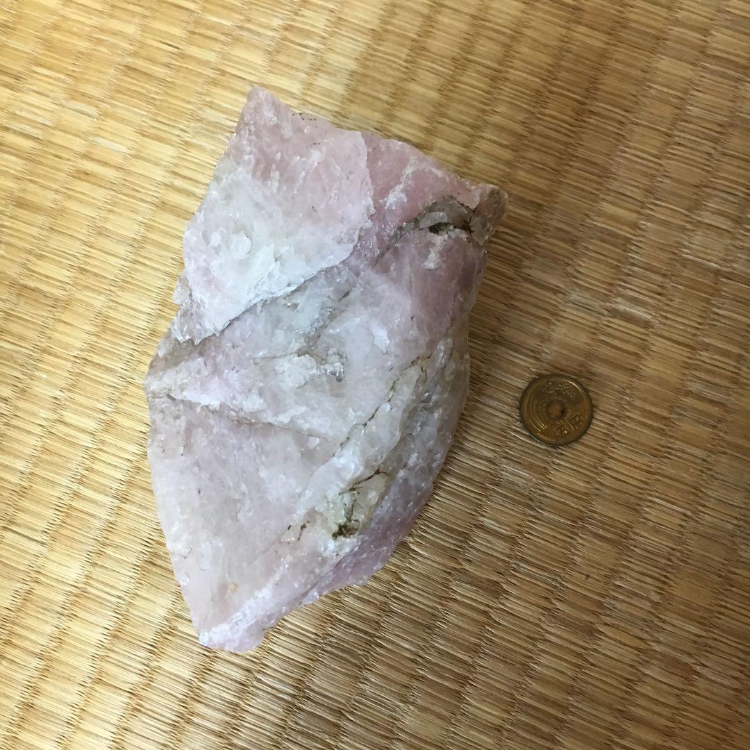 水晶の巨大原石(ピンク色)