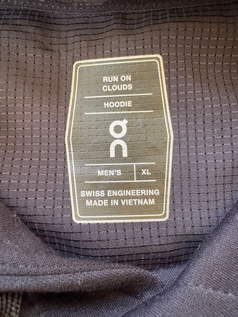 O n オン　パーカー　XLサイズ