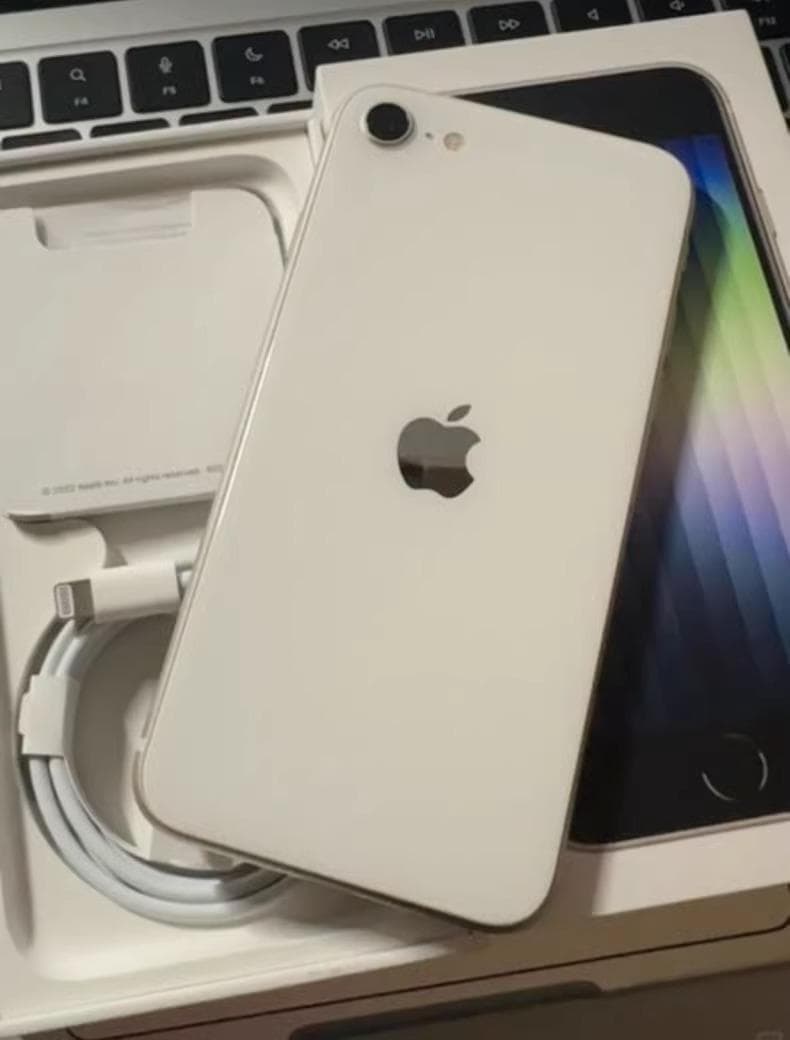 【超人気／超美品】iPhone SE3 64GB｜SIMフリー｜ホワイトモデル