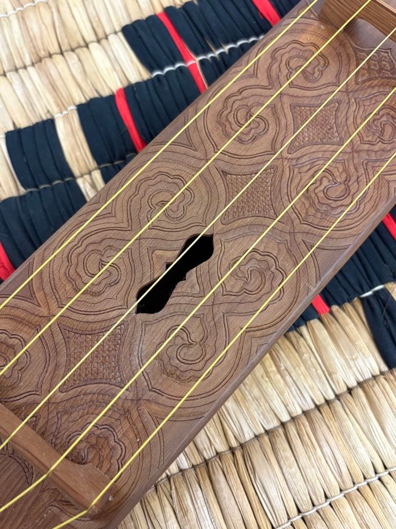 アイヌ　トンコリ　彫刻入　トンコリ工房イノンノ製　三味線弦　美品　五弦琴　古桂材