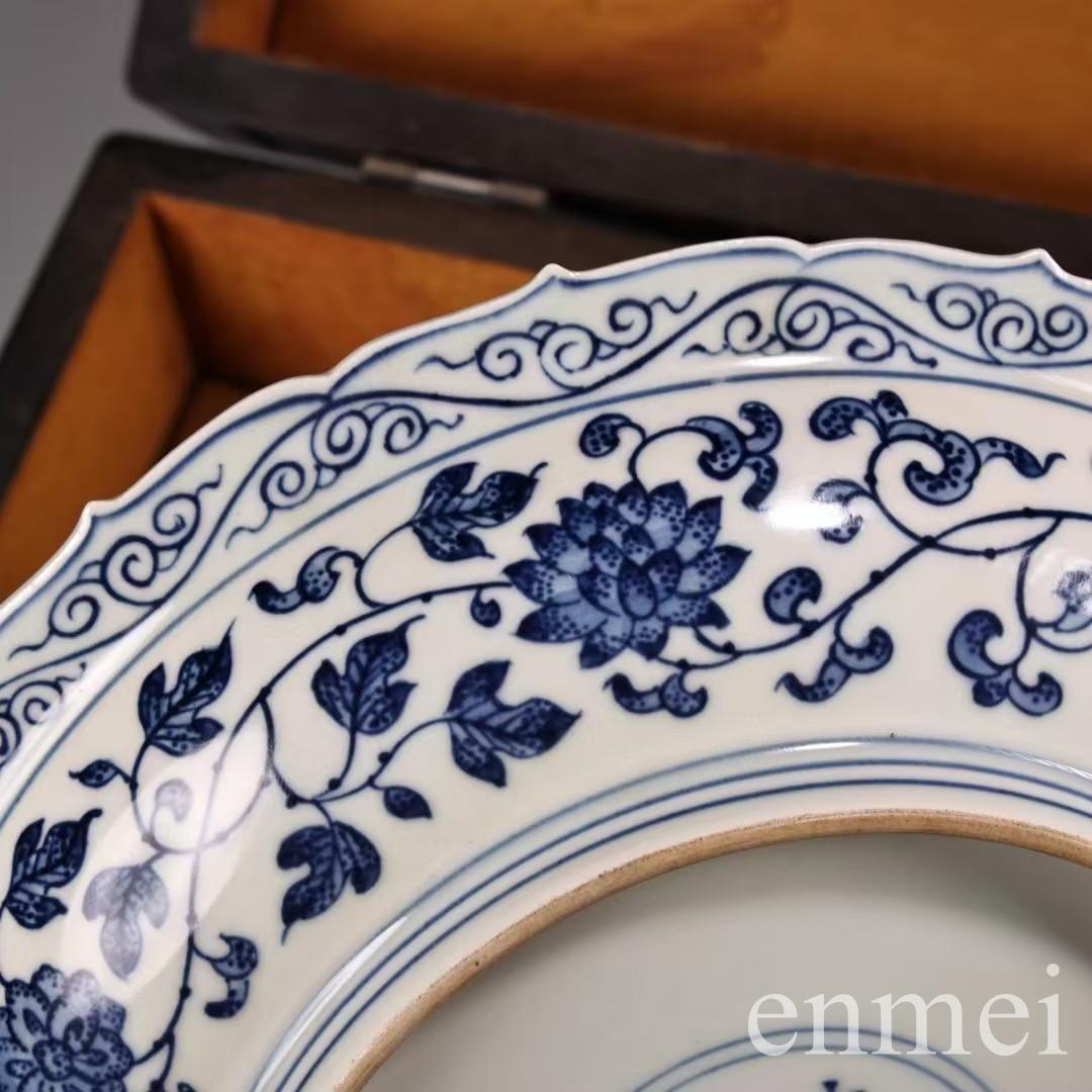 中国古美術・旧蔵磁器・吉祥八宝青花磁器皿・純手描き・文房具・置物・観賞皿・箱付き