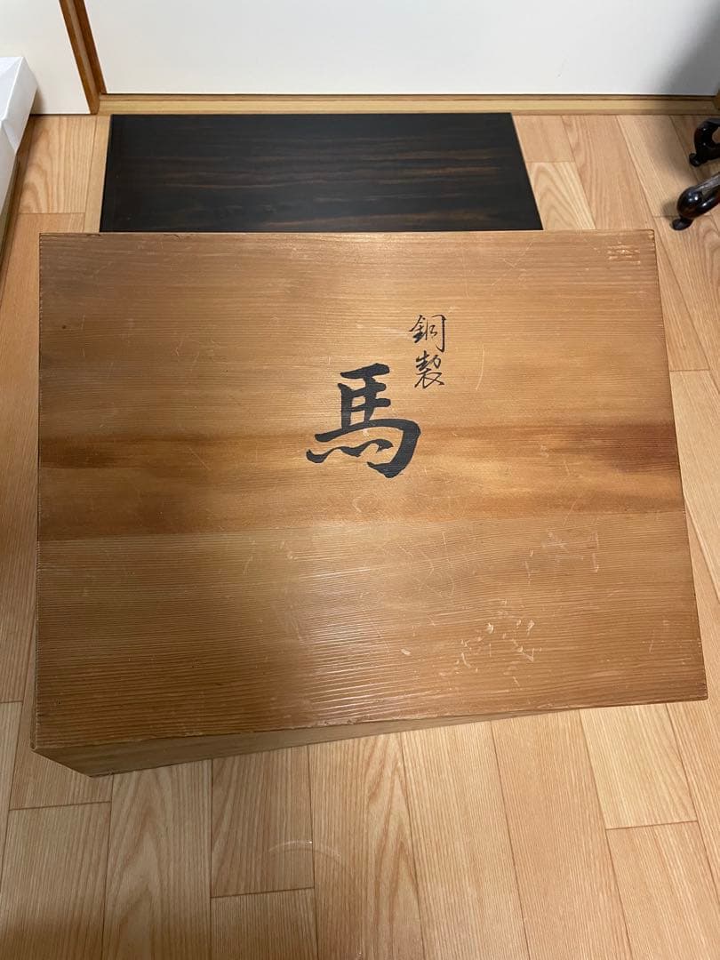 敷台付き　高岡銅器の銅製の馬