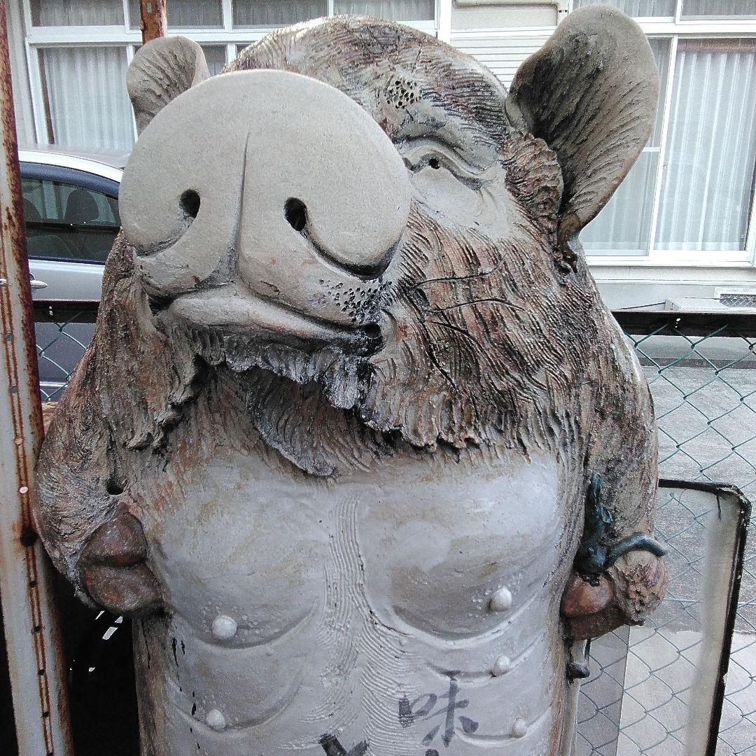 信楽焼の豚の看板。