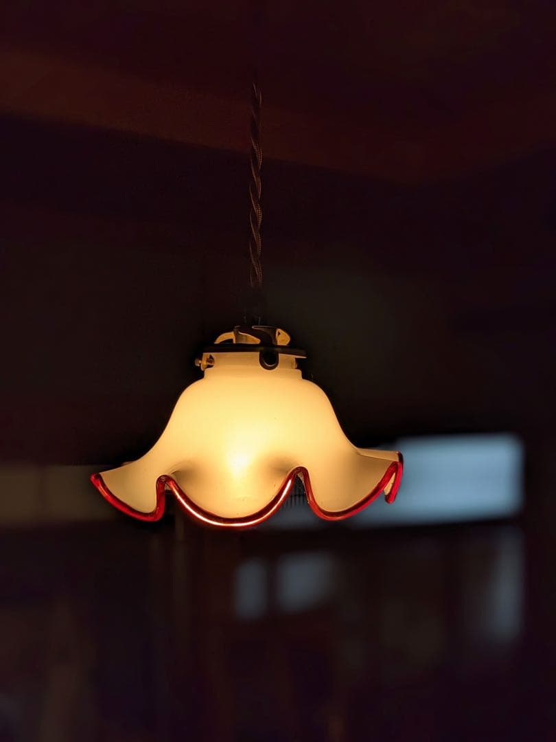 ミルクガラスのフリル照明　ペンダントライト