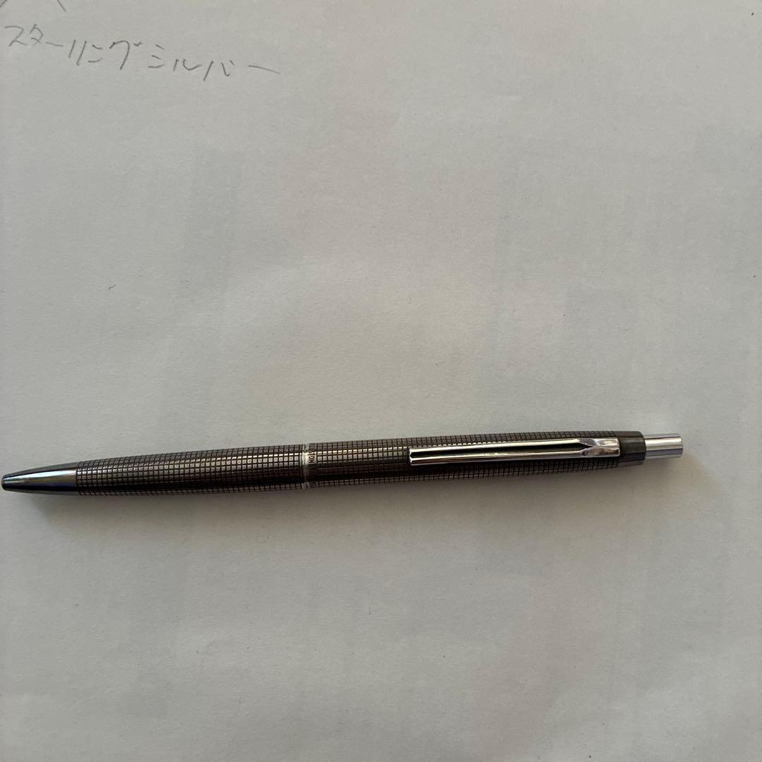 パイロットのメタリックシルバーボールペン