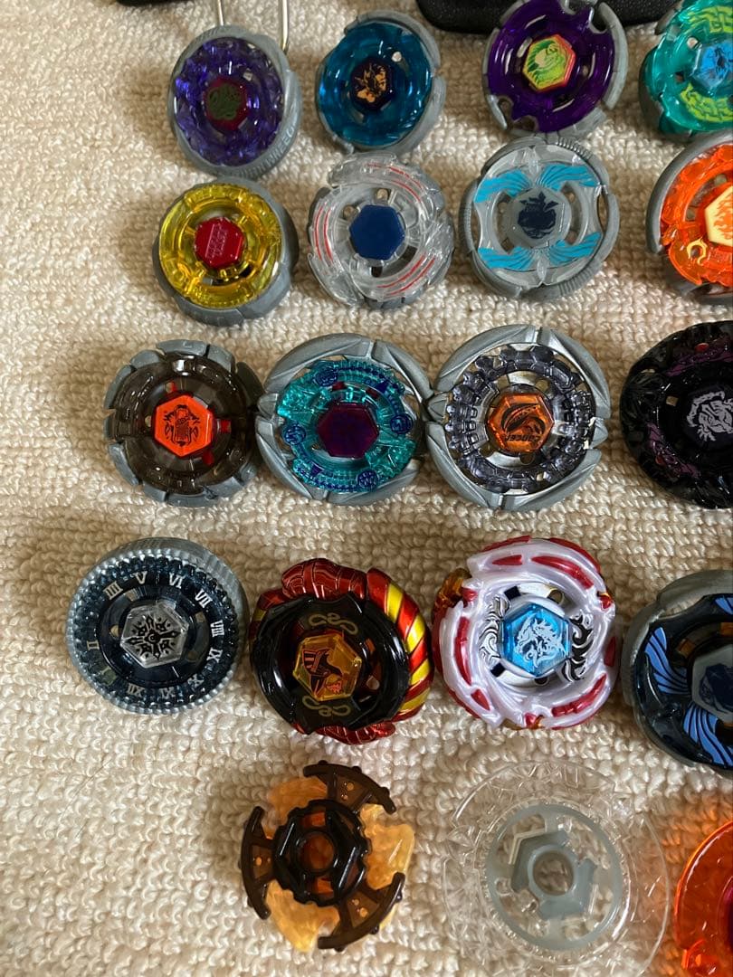 ベイブレードセット 24個 パーツ　ランチャー10個　シルバーケース付き