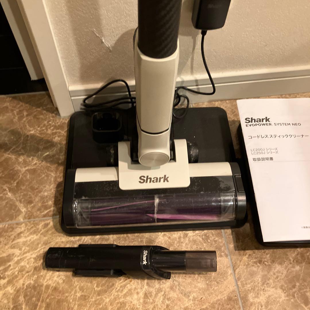 1/18まで値下げ‼️Shark シャーク　スティッククリーナーLC200JIV