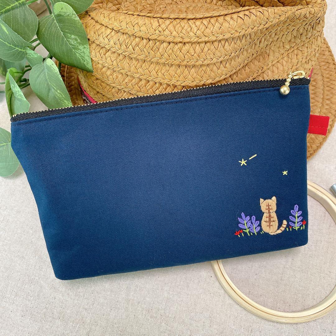 手刺繍　＊猫さんと柴犬さんの天体観測＊ハンドメイド　大きめポーチ