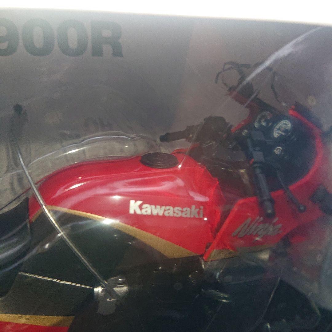 Kawasaki GPz900R 1/12スケールダイキャストバイク　赤/灰