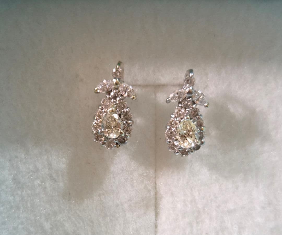 K18WG ダイヤピアス