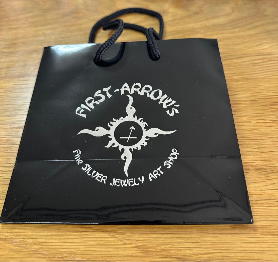 ファーストアローズ　K18付 丸甲プレーンバングル　　【保証書付き】試着のみ