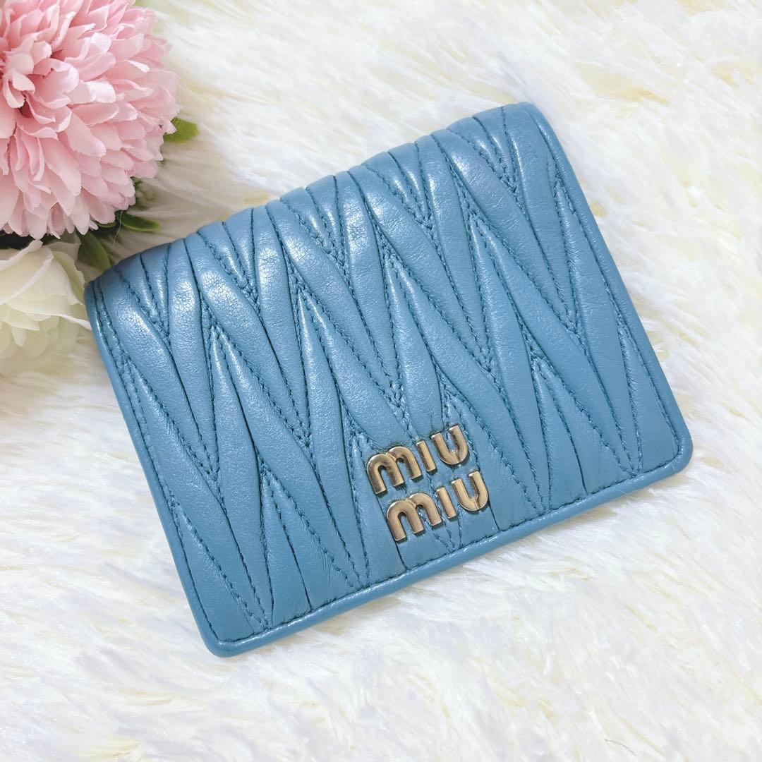 極美品✨️miumiu マテラッセ 二つ折り財布 ロゴ金具 ブルー 現行ロゴ