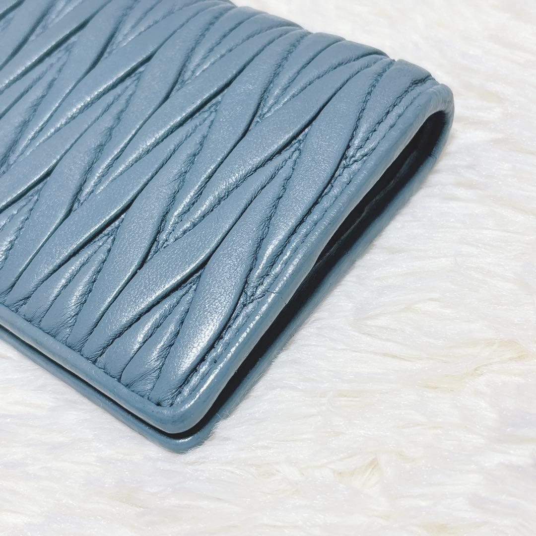 極美品✨️miumiu マテラッセ 二つ折り財布 ロゴ金具 ブルー 現行ロゴ