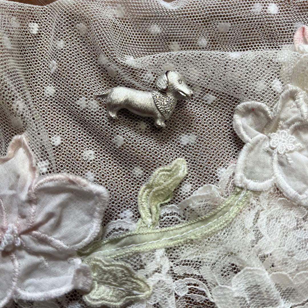 ミニチュアダックスのダイヤ付きブローチ