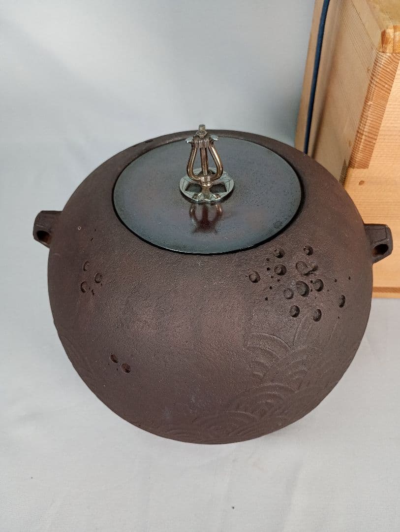 【茶道具】青海波紋様姥口丸釜　南鐐摘み　亀甲鐶付　茶釜　釜368
