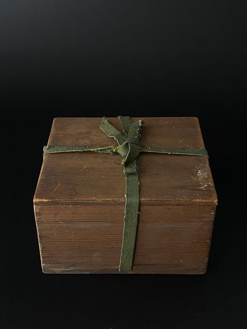 黒織部沓形茶碗 吊柿文様 共箱