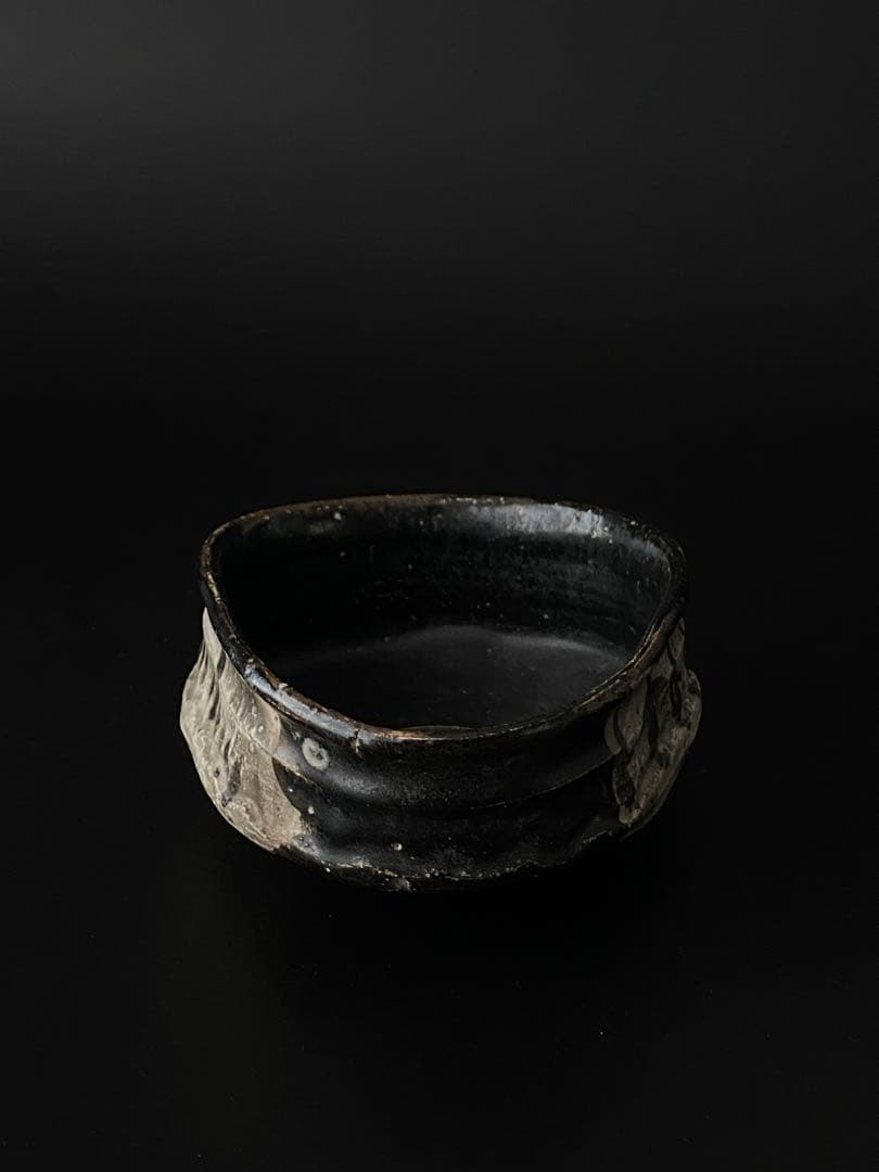 黒織部沓形茶碗 吊柿文様 共箱