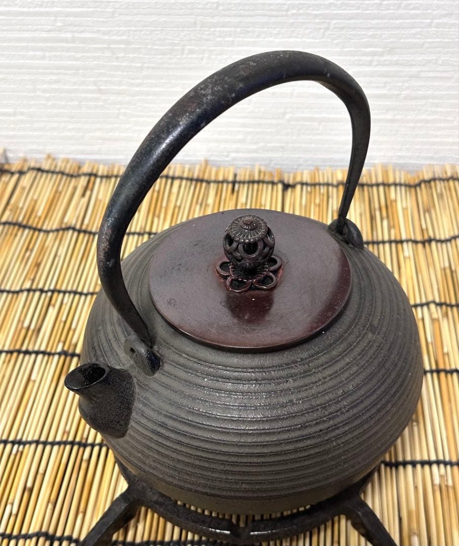 未使用品　南部正晴堂　伊藤 宝斎作 糸目南部形１２型唐金蓋 飾摘　南部鉄瓶