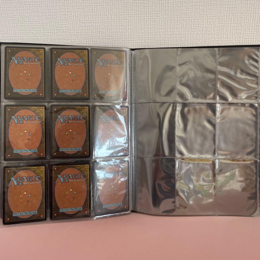 Magic: The Gathering カードスリーブバインダーとカード