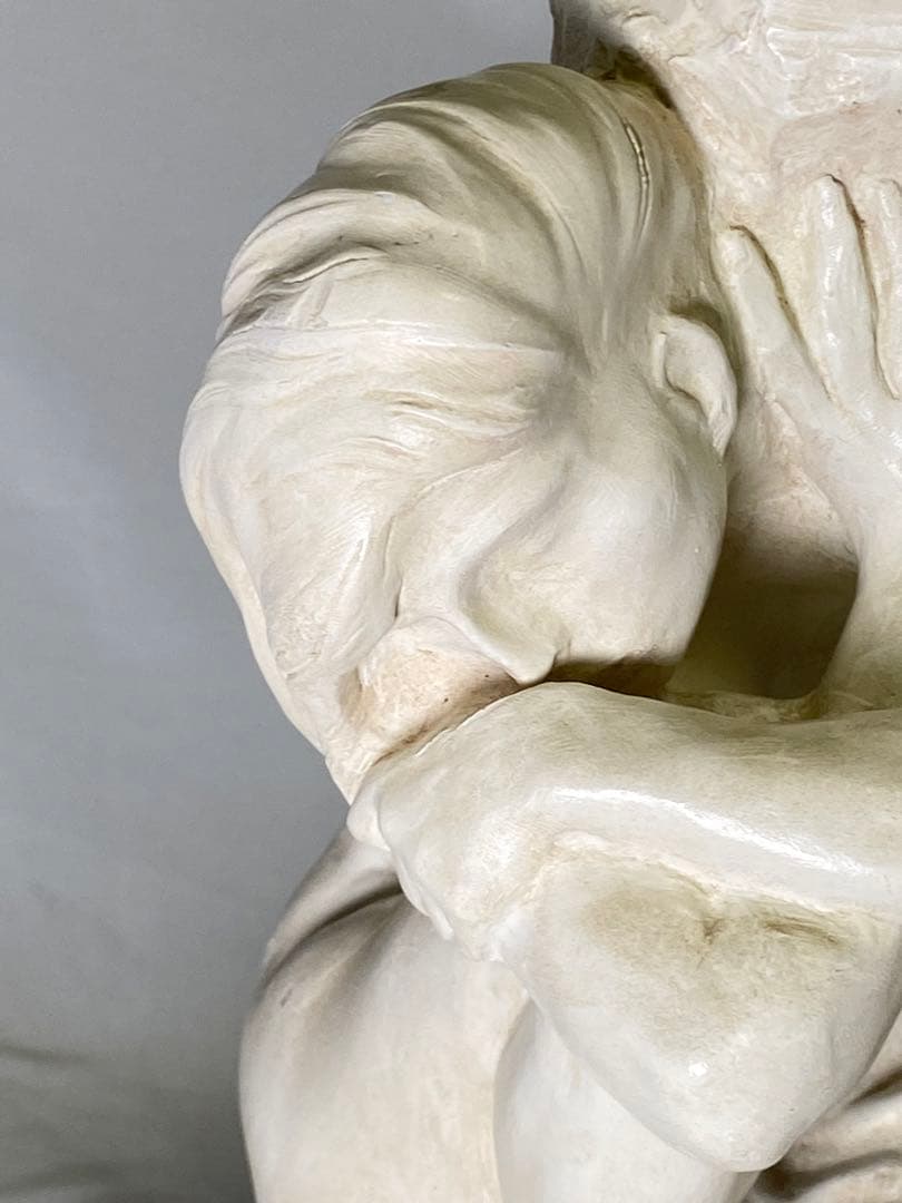 2049 ❣️ 石を負うカリアティード　像