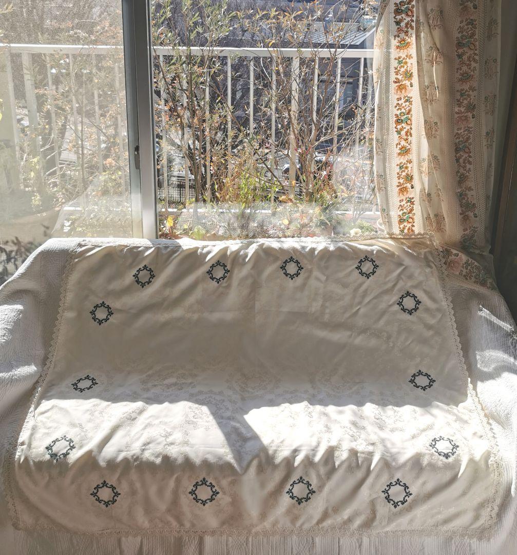 ヴィンテージドイツ 光沢ダマスク織 緑のリース刺繍 装飾リボン付きラージクロス