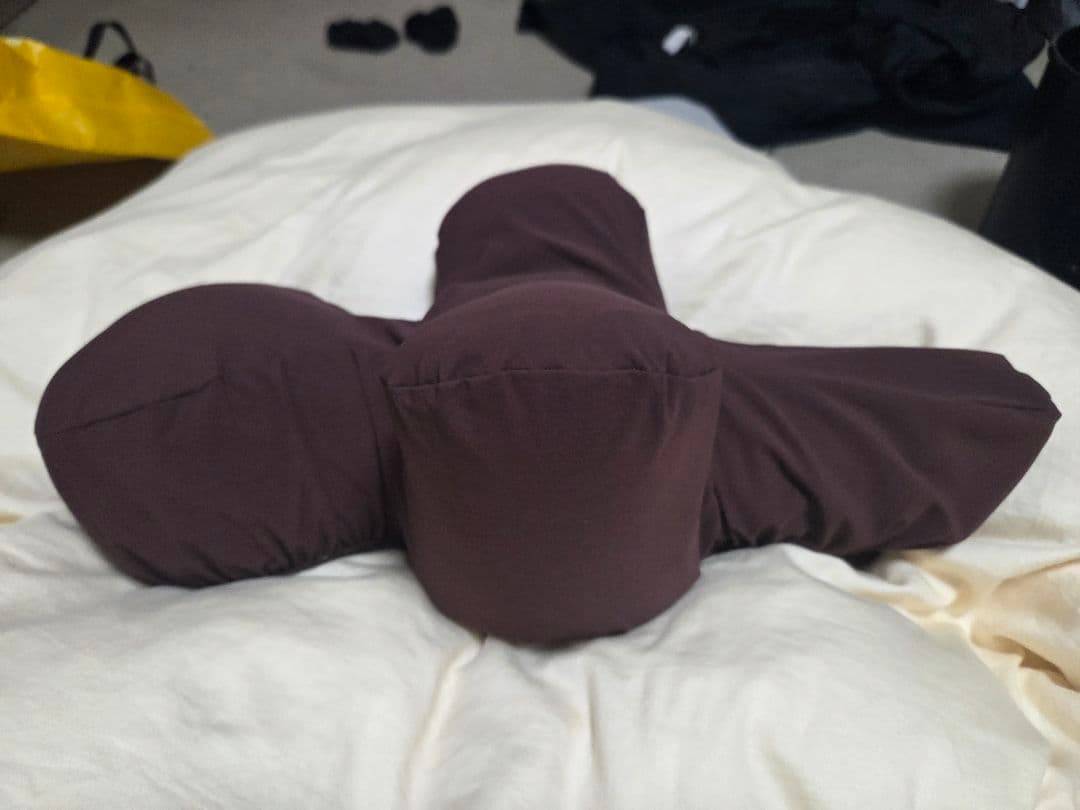 ダークブラウン クロス型ベッドクッション