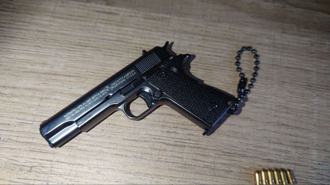 専用　精巧1/3サイズ　ミニチュアガンキーホルダー　コルト1911 ガンカラー