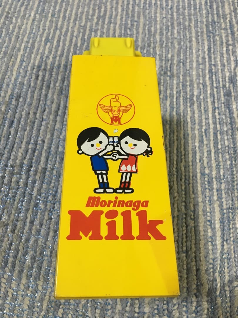 レトロでとても貴重な森永牛乳トラックになります。