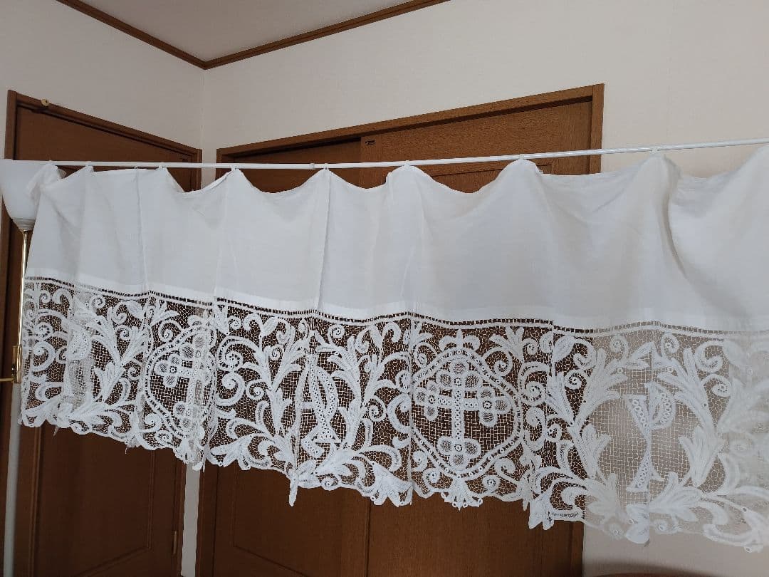 レース装飾の長い白いカーテンビンテージ