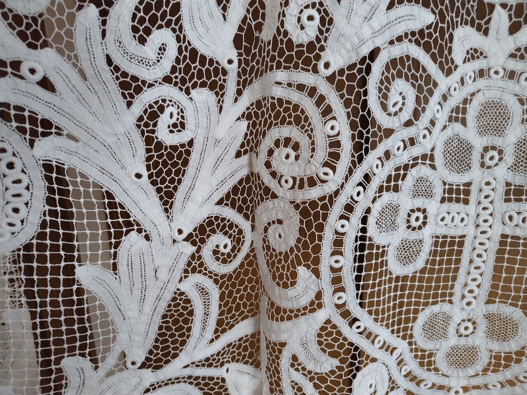 レース装飾の長い白いカーテンビンテージ