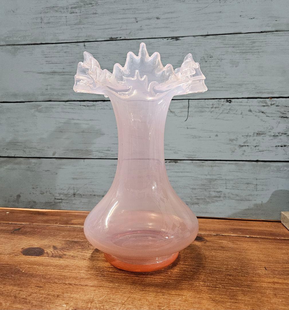フランスアンティーク オパールセントガラス フリルの花瓶 ピンク系 一輪挿し