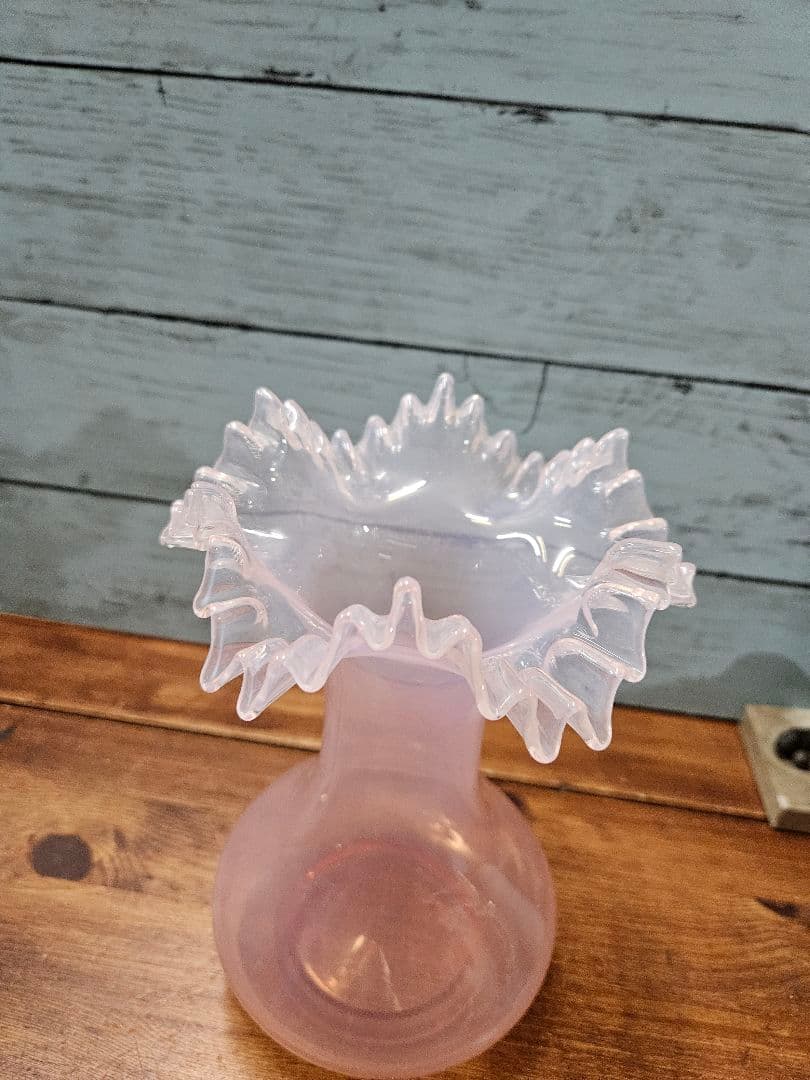 フランスアンティーク オパールセントガラス フリルの花瓶 ピンク系 一輪挿し