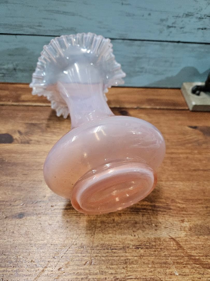 フランスアンティーク オパールセントガラス フリルの花瓶 ピンク系 一輪挿し
