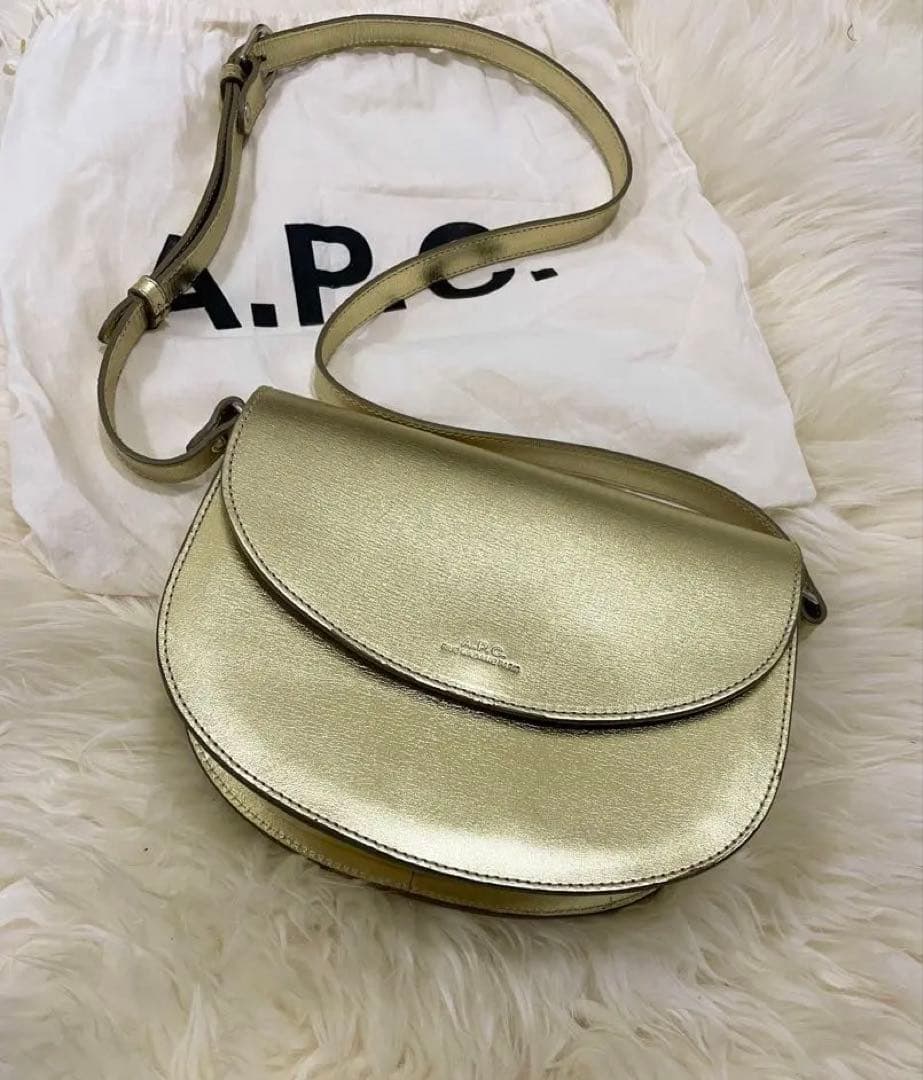 A.P.C. アーペーセー　ルクセンブルクゴールドショルダーバッグ