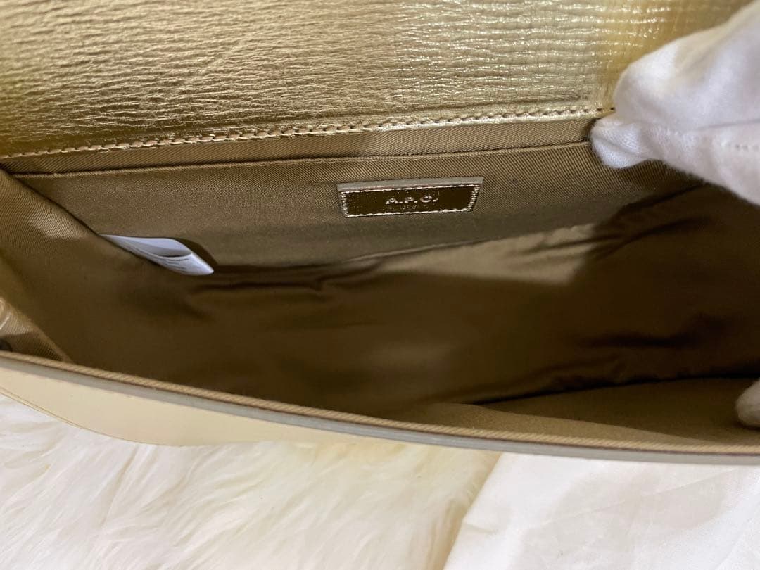 A.P.C. アーペーセー　ルクセンブルクゴールドショルダーバッグ