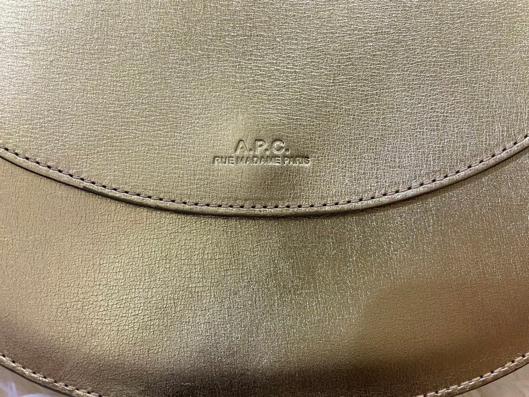 A.P.C. アーペーセー　ルクセンブルクゴールドショルダーバッグ
