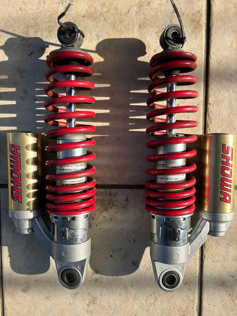 SHOWAサスペンションショック 赤/タンク　ゴールド イナズマ1200