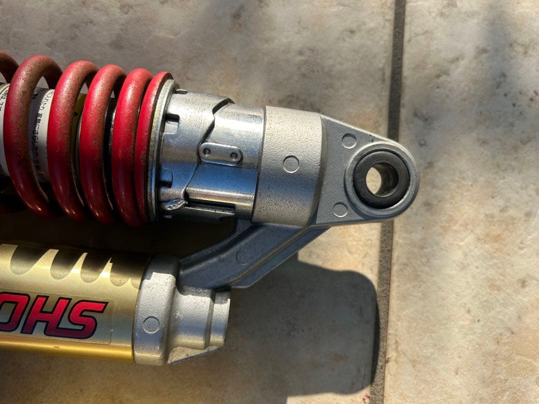 SHOWAサスペンションショック 赤/タンク　ゴールド イナズマ1200