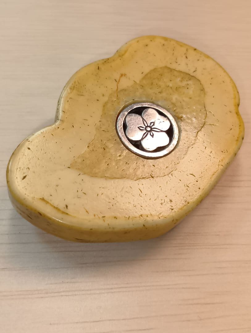 煙草入れ農村図相良刺し夫婦鶏前金具　家紋金工セイウチ牙根付