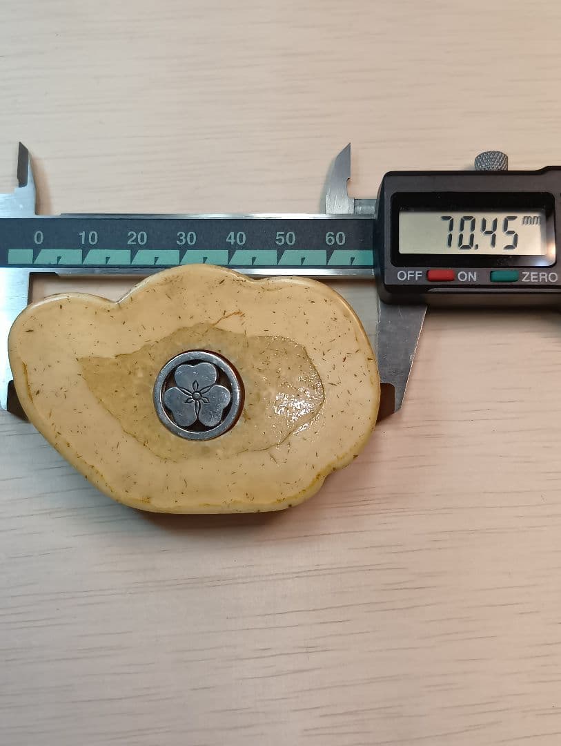 煙草入れ農村図相良刺し夫婦鶏前金具　家紋金工セイウチ牙根付