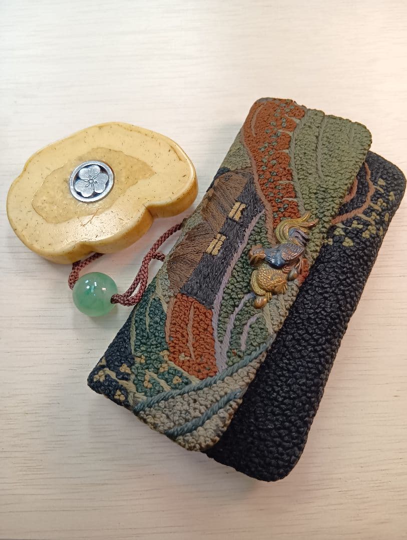 煙草入れ農村図相良刺し夫婦鶏前金具　家紋金工セイウチ牙根付