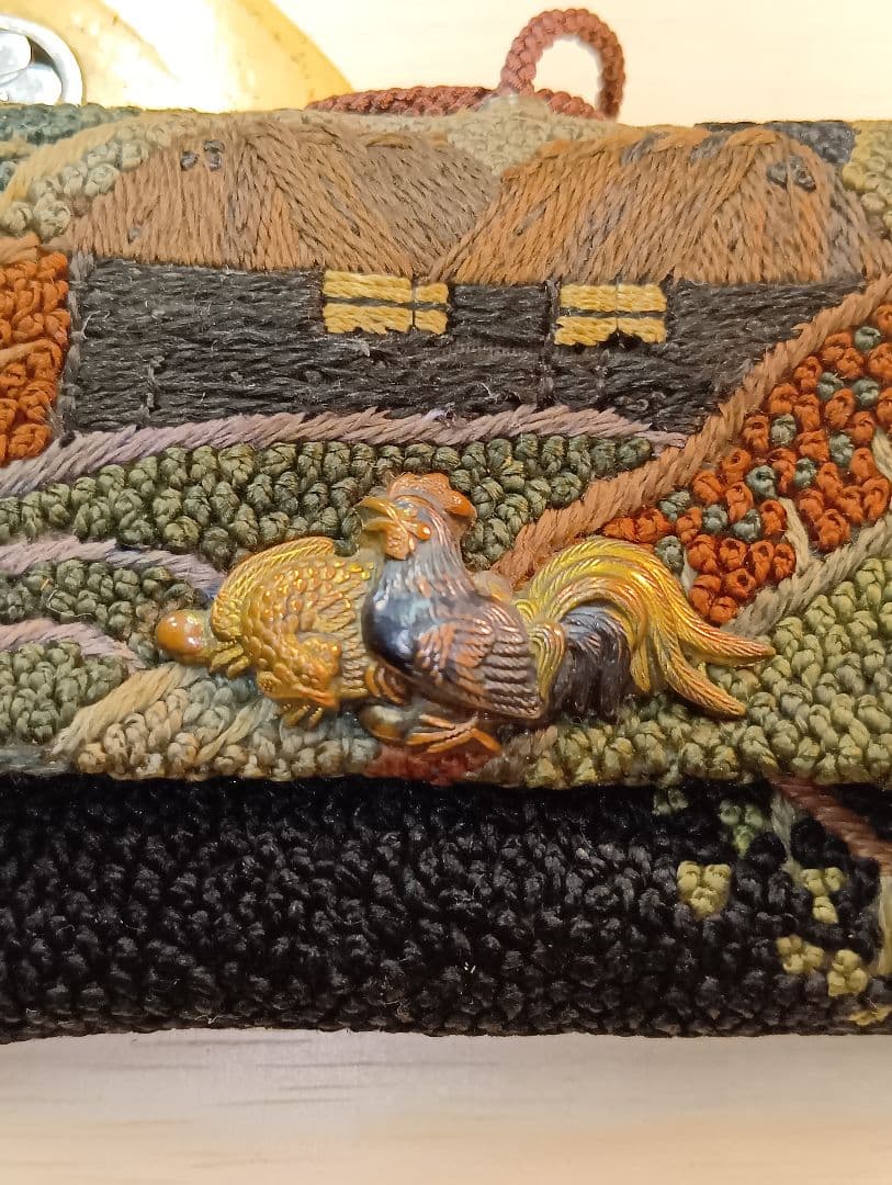 煙草入れ農村図相良刺し夫婦鶏前金具　家紋金工セイウチ牙根付