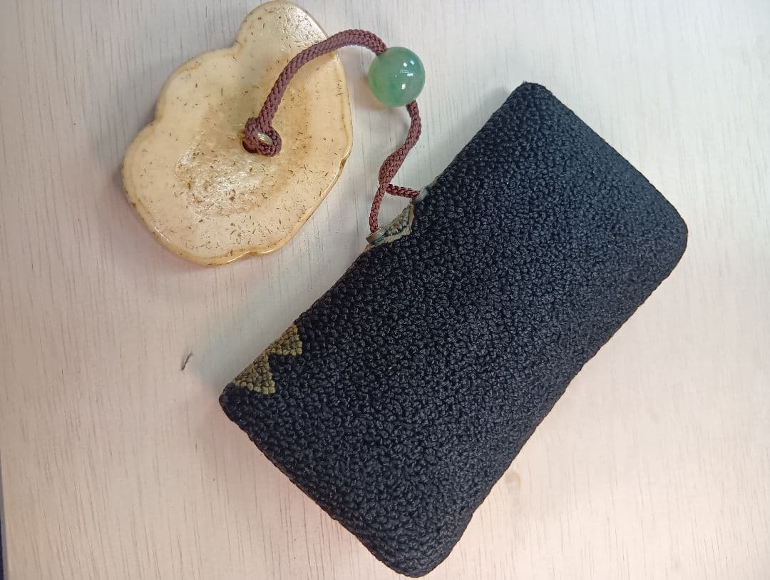 煙草入れ農村図相良刺し夫婦鶏前金具　家紋金工セイウチ牙根付